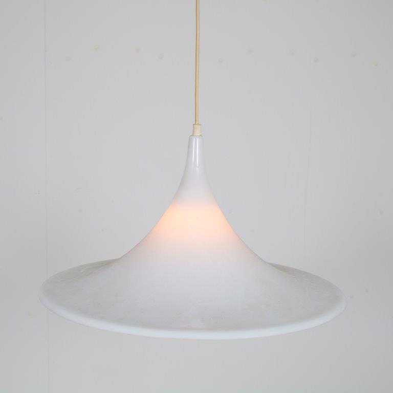 L4793 1970s white perspex trompet shaped hanging lamp NL