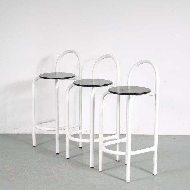 m25580 1980s Set of three white metal bar stool with black wooden seat Italy