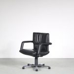 m25815 1980s "Figura" desk chair / conference chair in chrome with black metal base and black leather upholstery Mario Bellini Vitra, Germany