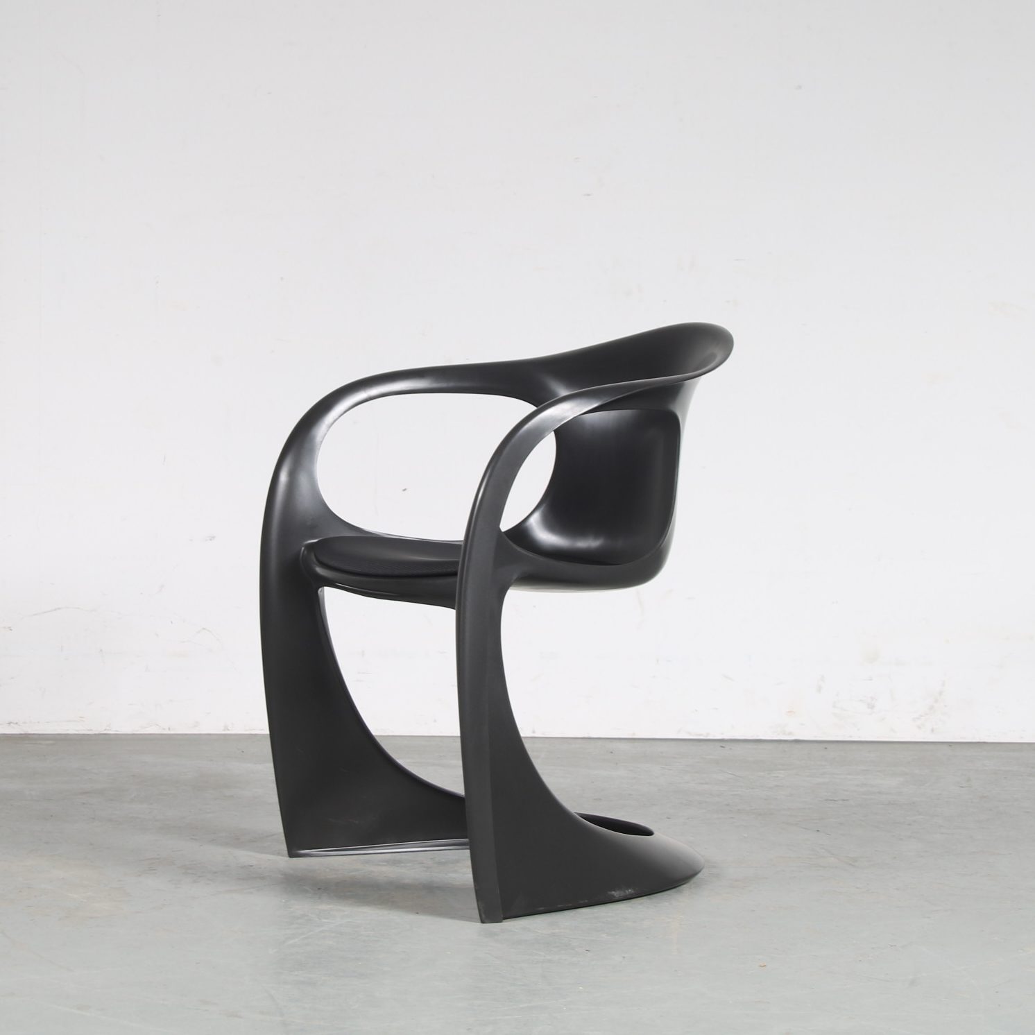 m25966-7 2000s Black plastic "Casalino" chair with armrests and black pillow (1970s design) Alexander Begge Casala, Germany