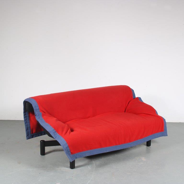 m26133 1980s 3-Seater sofa on black wooden base with original upholstery, model Sinbad Vico Magistretti Cassina, Italy