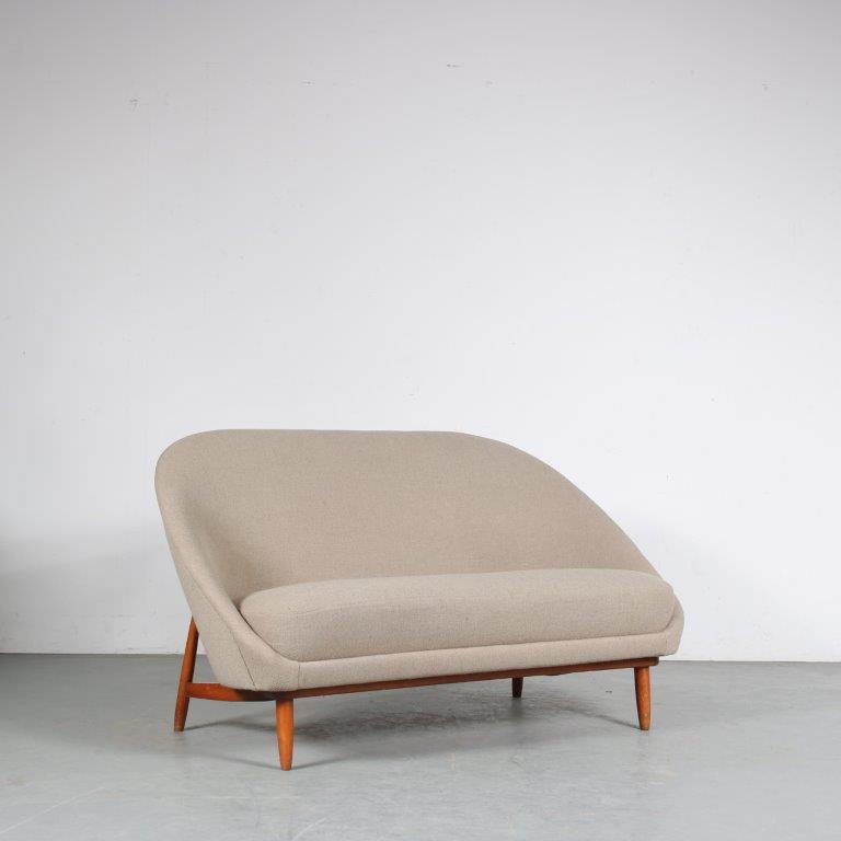 m26124 1950s 2-Seater sofa on birch wooden base, model 115 Theo Ruth Artifort, Netherlands