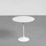 m26190 1970s Pedestal side table with white wooden top Eero Saarinen Knoll International, USA