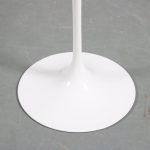 m26190 1970s Pedestal side table with white wooden top Eero Saarinen Knoll International, USA