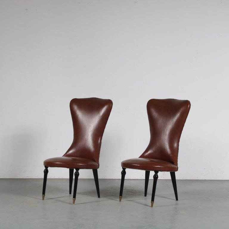 m26202 1950s Pair of Italian side chairs on black wooden with brass base and brown skai upholstery Italy