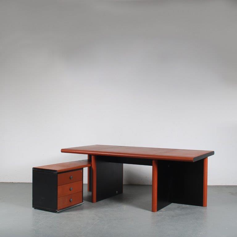 m25675 1970s Black wood with brown leather upholstered L-shaped president's desk Guido Faleschini Mariani, Italy