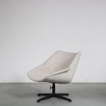 m26266 1960s "FM08" Swivel chair on black metal crossbase with new upholstery Cees Braakman Pastoe, Netherlands
