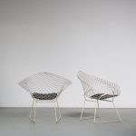INC129 1970s Pair of little diamonds in white metal with black skai cushions, Harry Bertoia for Knoll International, USA
