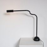 L4983 1980s Black metal "Stringa" desk lamp with perforated little hood Hans Ansems Luxo, Italy