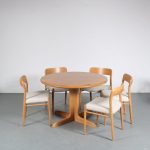 m25782 1960s Oak dining set, round extendible table + five chairs with new upholstery Moller Moller, Denmark