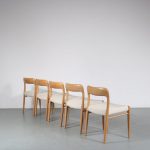 m25782 1960s Oak dining set, round extendible table + five chairs with new upholstery Moller Moller, Denmark