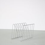 m26381 1970s Wire metal magazine rack by Francois Arnal, France