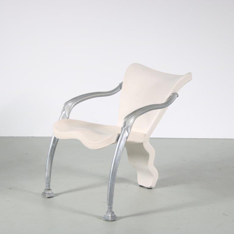 m26489 1980s Memphis style easy chair on aluminium coloured frame with white skai upholstery Italy