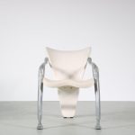 m26489 1980s Memphis style easy chair on aluminium coloured frame with white skai upholstery Italy