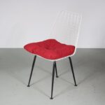m26846 1960s Wire metal chair with white seat and black base by Flamingo, Netherlands