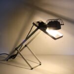 L5101 1980s White with black metal Syntesi desk or table lamp Ernesto Gismondi Artemide, Italy