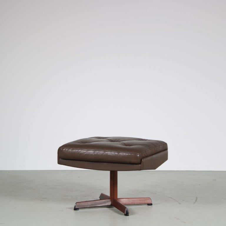 m26910 1960s Foot stool on metal with wooden crossbase with brown leather cushion / Ib Kofod Larsen / Bovenkamp, Netherlands