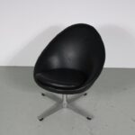 m27012 1960s Swivel chair on chrome crossbase with black skai upholstery model Little Egg Pastoe, Netherlands