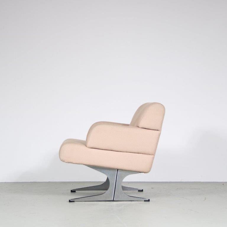 m26997 1960s SZ11 Low chair in beige fabric upholstery with chrome and black metal base Martin Visser Spectrum, Netherlands