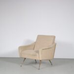 m27077 1950s Easy chair on brass legs with original beige upholstery attributed to Ico Parisi Italy
