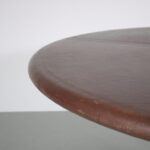 m25674 1970s Round dining conference table with dark brown leather upholstery Guido Faleschini Mariani, Italy