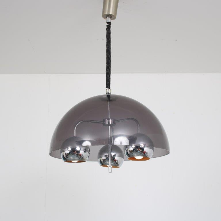 L4873 1960s Hanging lamp in grey smoke plexiglass with chrome balls, Italy