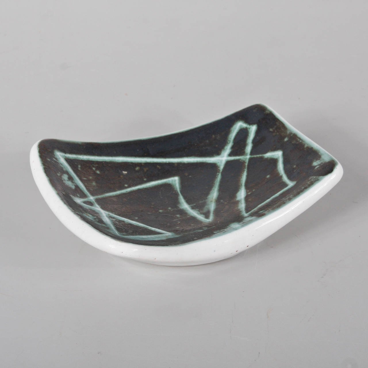 K3877 1960s Ceramic Dish in the Manner of Georges Jouve, France