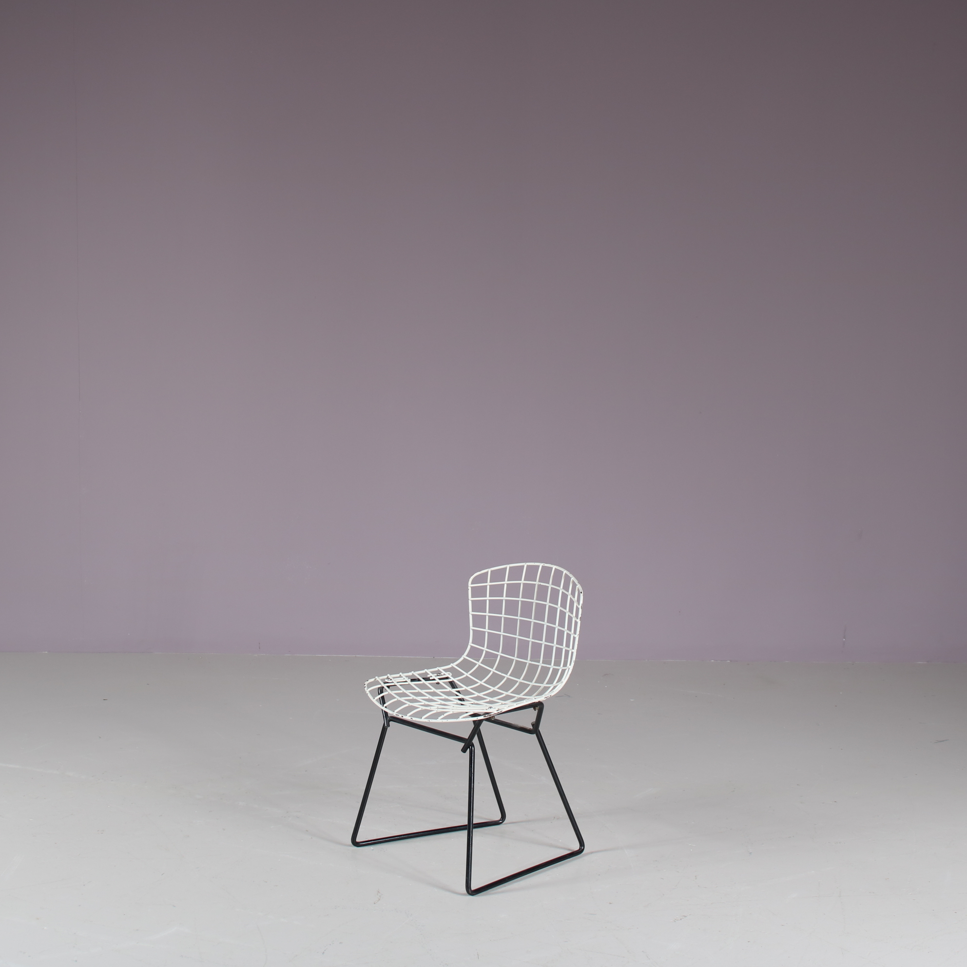 m27623 1950s Black with white metal wire children chair Harry Bertoia Knoll International, USA