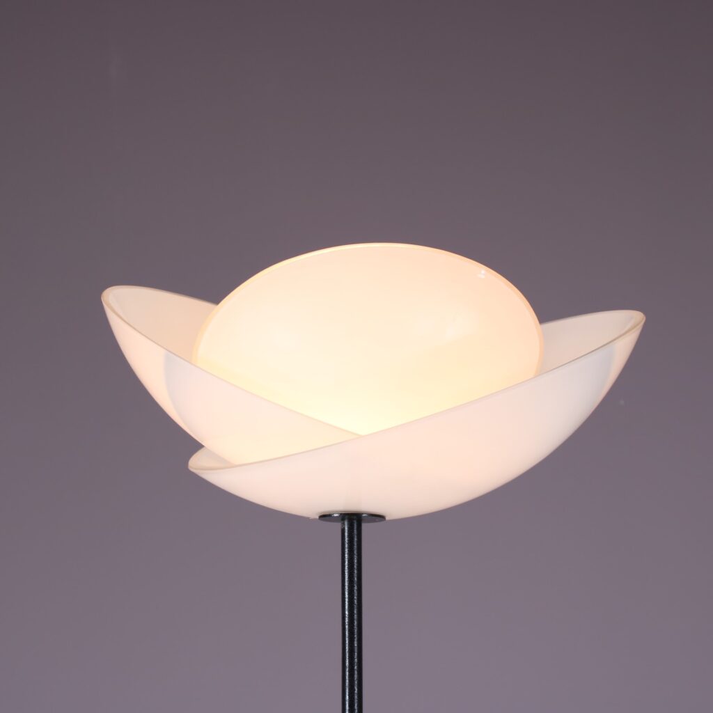 L5328 1980s Floor lamp in milk glass with black metal arm AV Mazzega, Italy