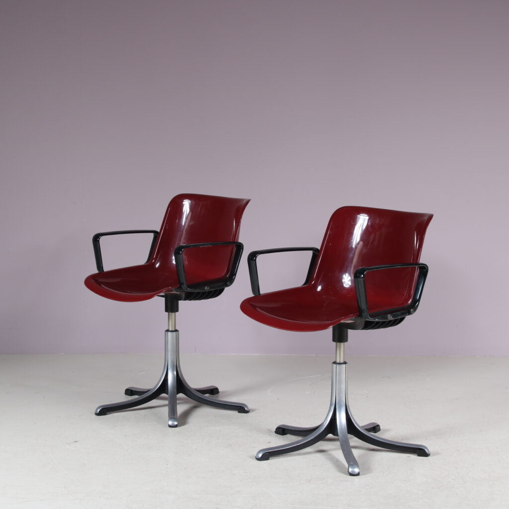 m27779-80 1970s "Modus" Desk chair in red plastic on metal base / Osvaldo Borsani / Tecno, Italy