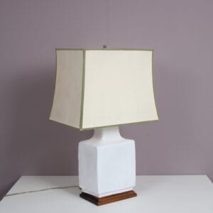 L5344 1970s White ceramics lamp with wooden base / attributed to John Diksinson / Italy 450