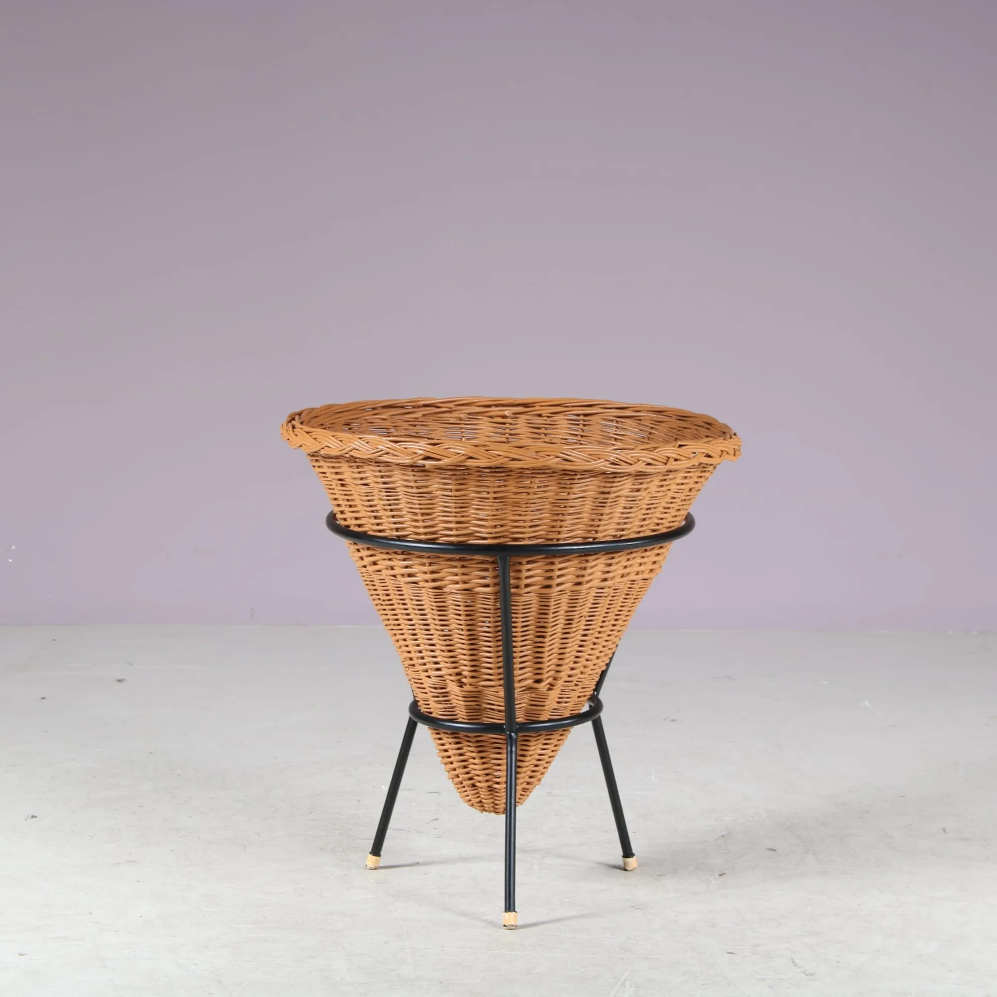 m27831 1950s Wicker display basket from the Netherlands