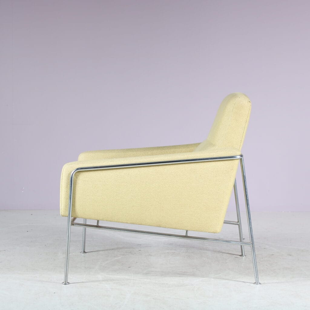 m20655 1960s Airport Chair by Arne Jacobsen for Fritz Hansen, Denmark