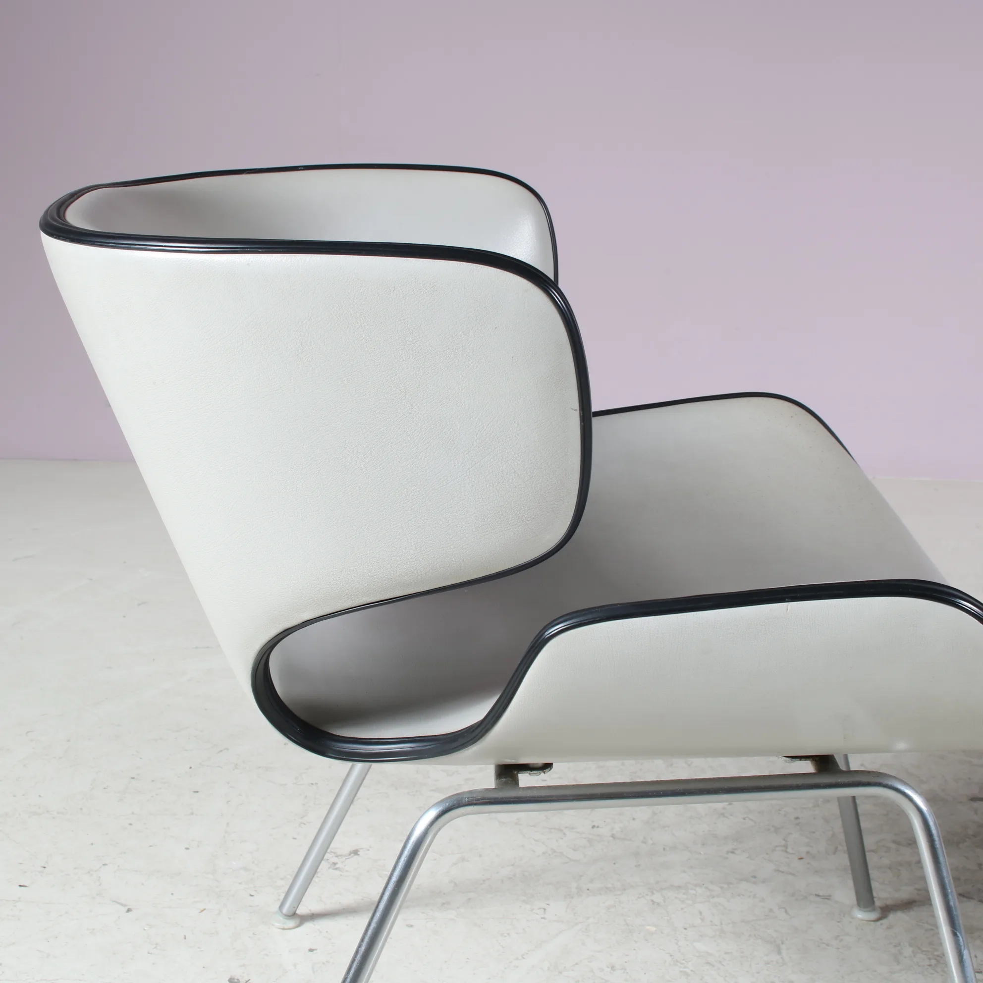 m21114 1960s Pair of lounge chairs by Isamu Kenmochi for Tendo, Japan