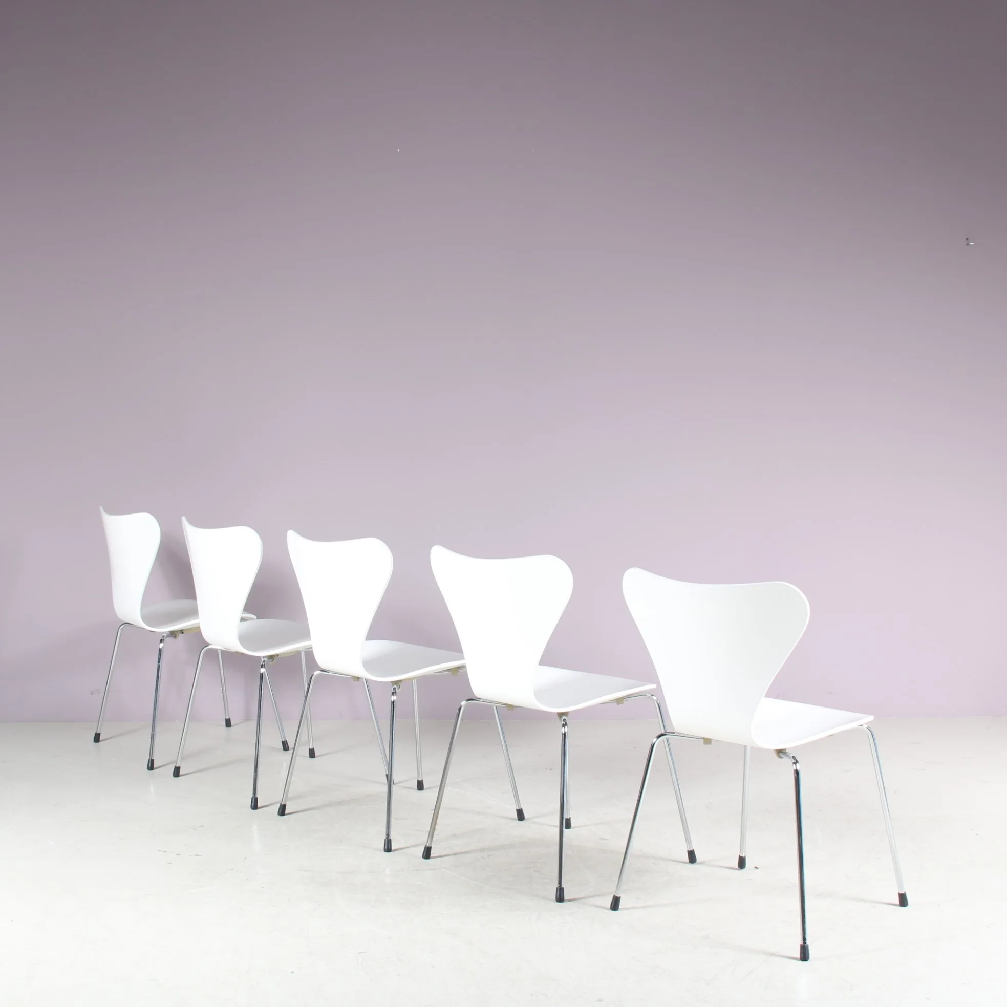 m27937 1980s Butterfly chair 5x, white wooden seat with chrome metal base Arne Jacobsen Friz Hansen, Denmark