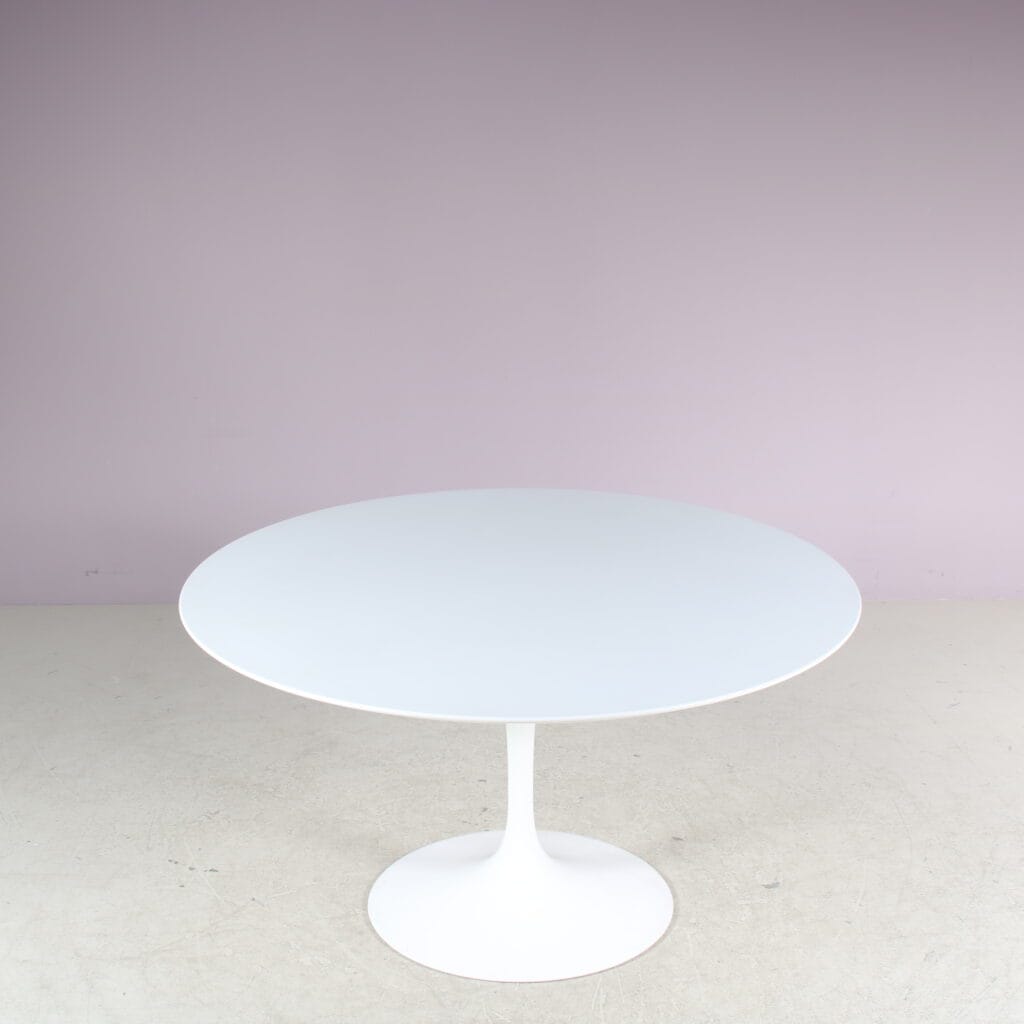 m27664 1970s Dining table diamter 137cm, white metal trumpet base and laminated top Eero Saarinen Knoll International, USA