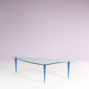 m28066 1980s Lobacevskij Coffee table, freeform glass top with blue lucite legs Isao Hosoe Tonelli, Italy