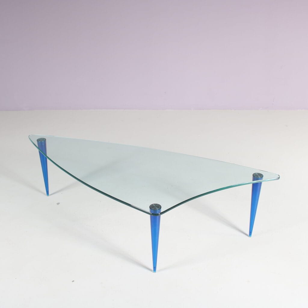 m28066 1980s Lobacevskij Coffee table, freeform glass top with blue lucite legs Isao Hosoe Tonelli, Italy