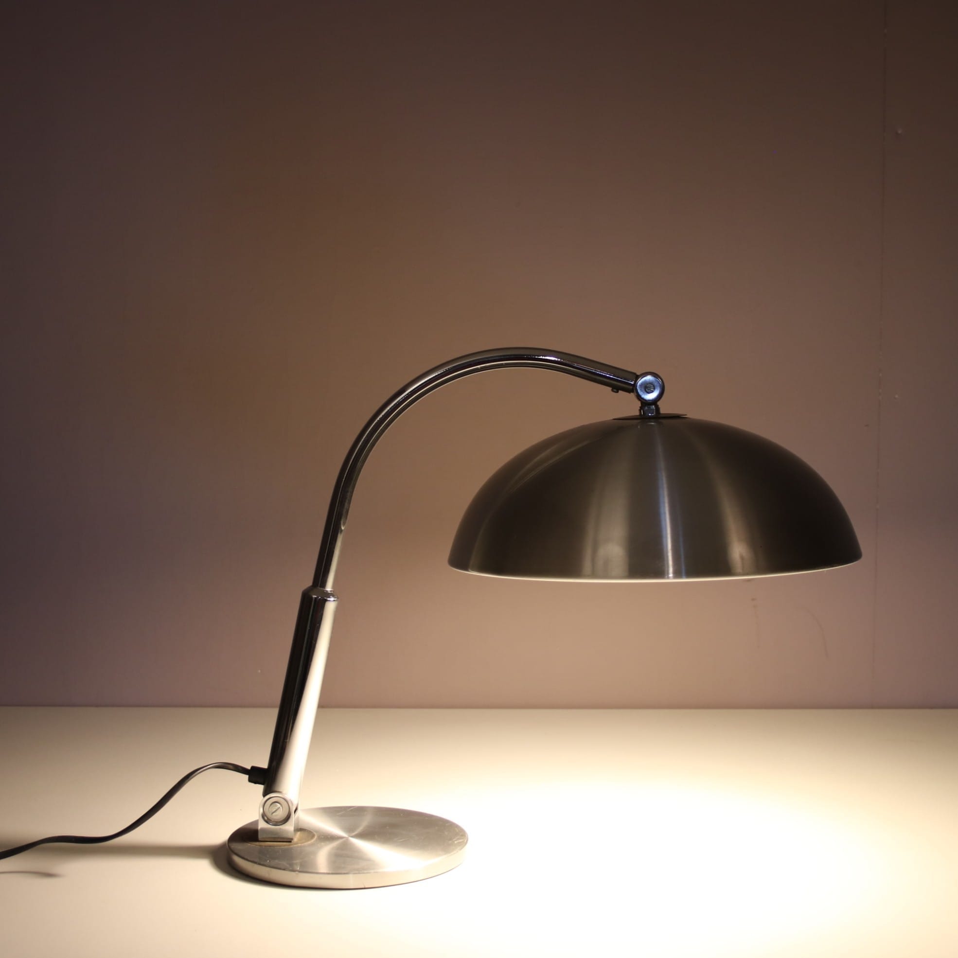 L5386 1950s Bauhaus style desk lamp in chrome metal with aluminium / H. Busquet / Hala, Netherlands