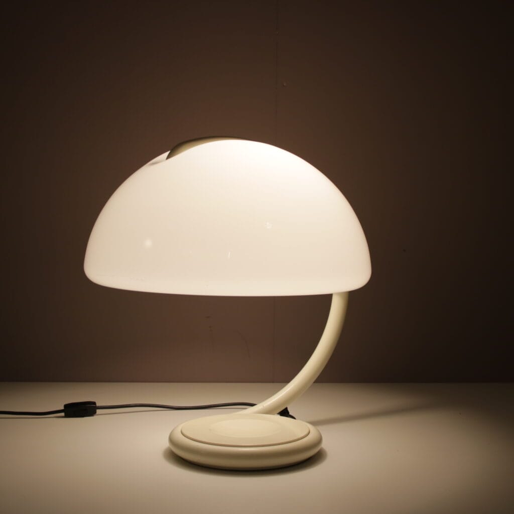 L5490 1970 Serpente table lamp in white metal with plexiglass Elio Martinelli Martinelli, Italy