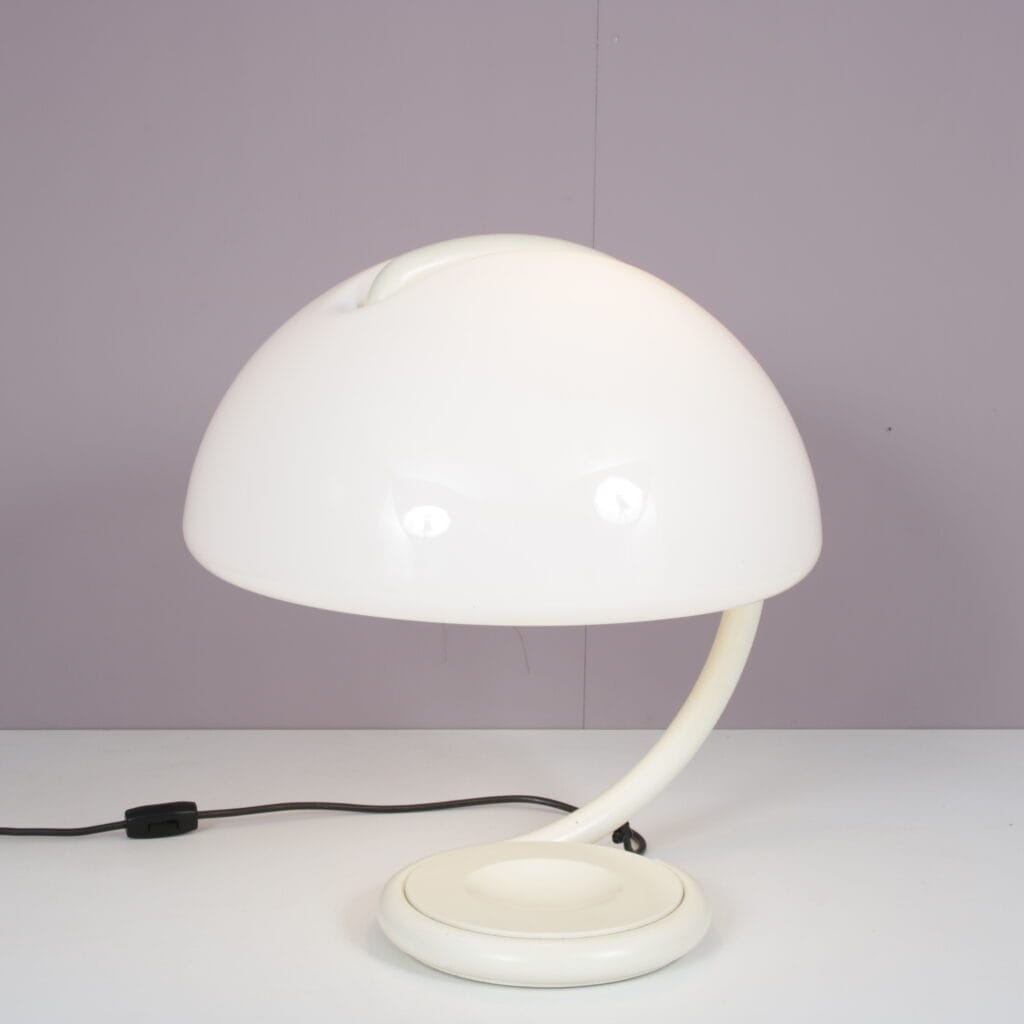 L5490 1970 Serpente table lamp in white metal with plexiglass Elio Martinelli Martinelli, Italy