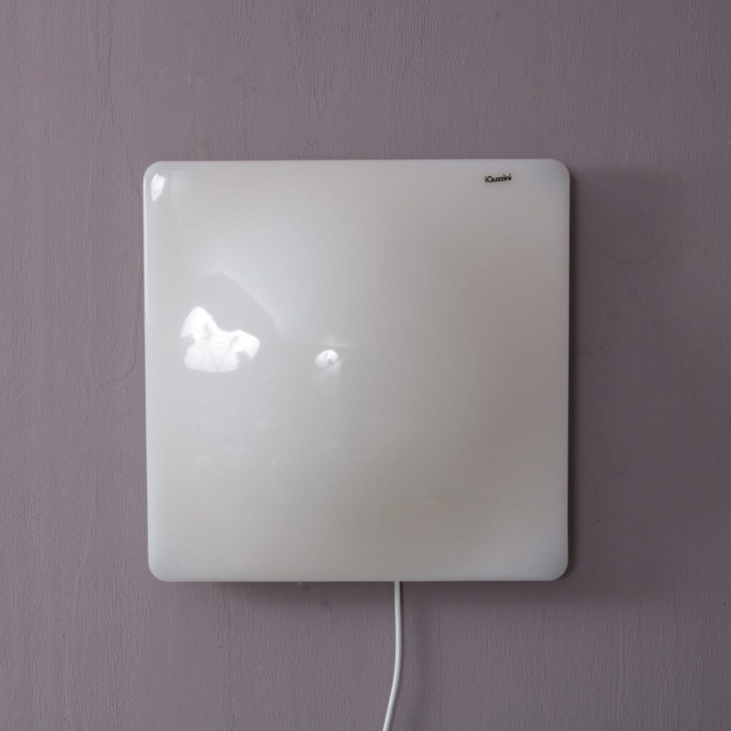 L5507 1970s White perspex Dada wall lamp Harvey Guzzini Guzzini, Italy