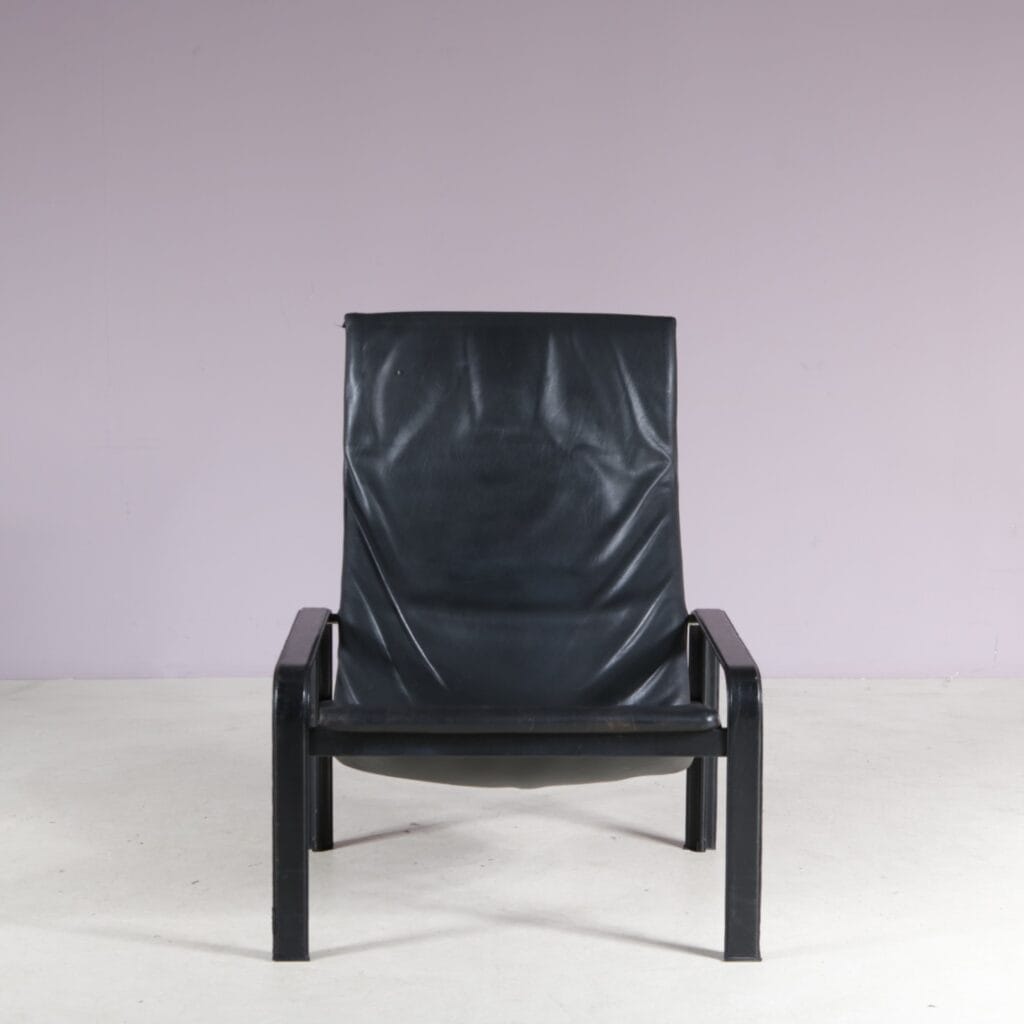 m27924 1980s Black leather lounge chair Matteo Grassi, Italy