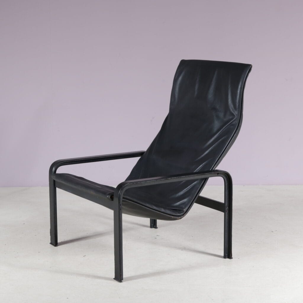 m27924 1980s Black leather lounge chair Matteo Grassi, Italy