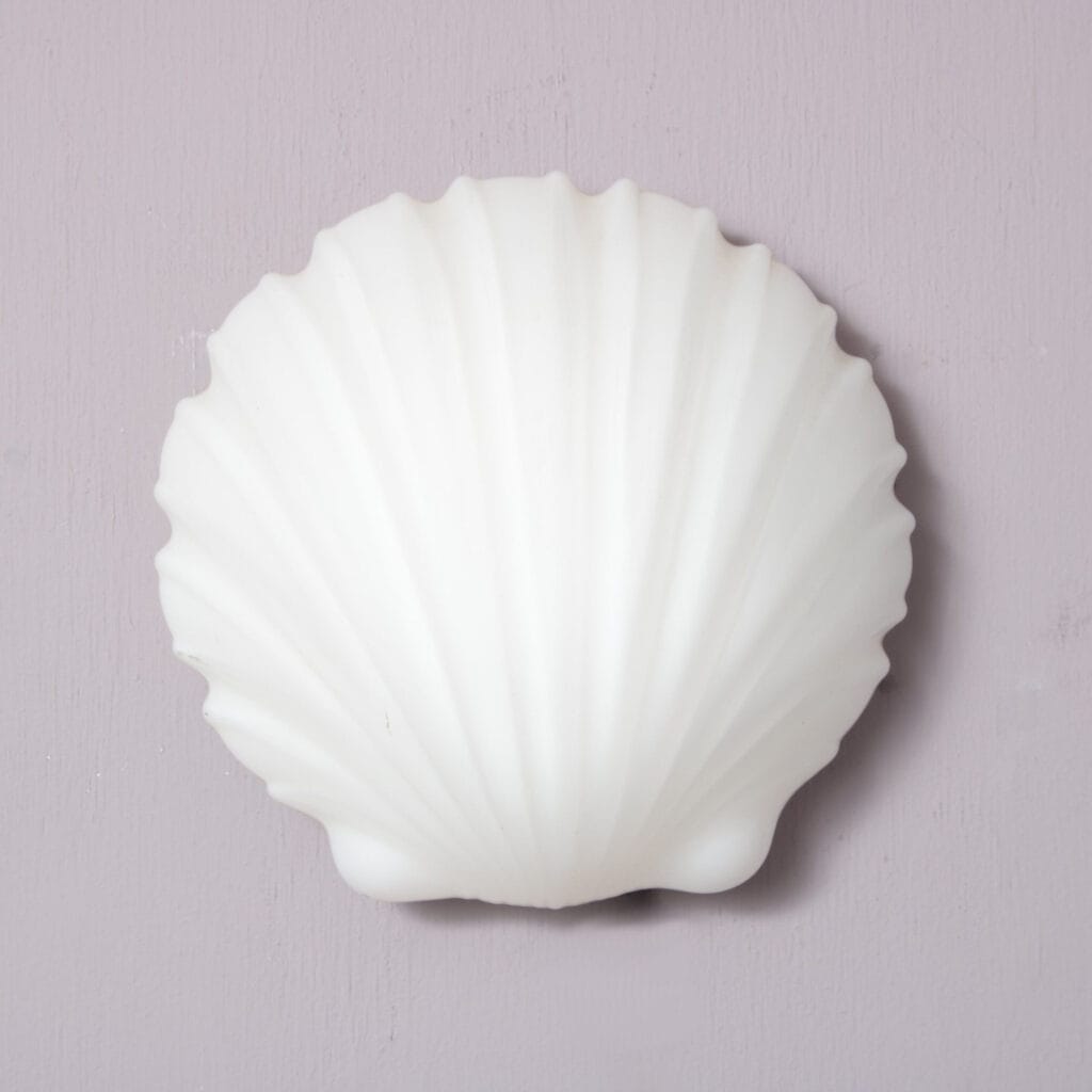 L5516 1970s Opaline wall lamp in shell shape Glasshütte Limburg, Germany