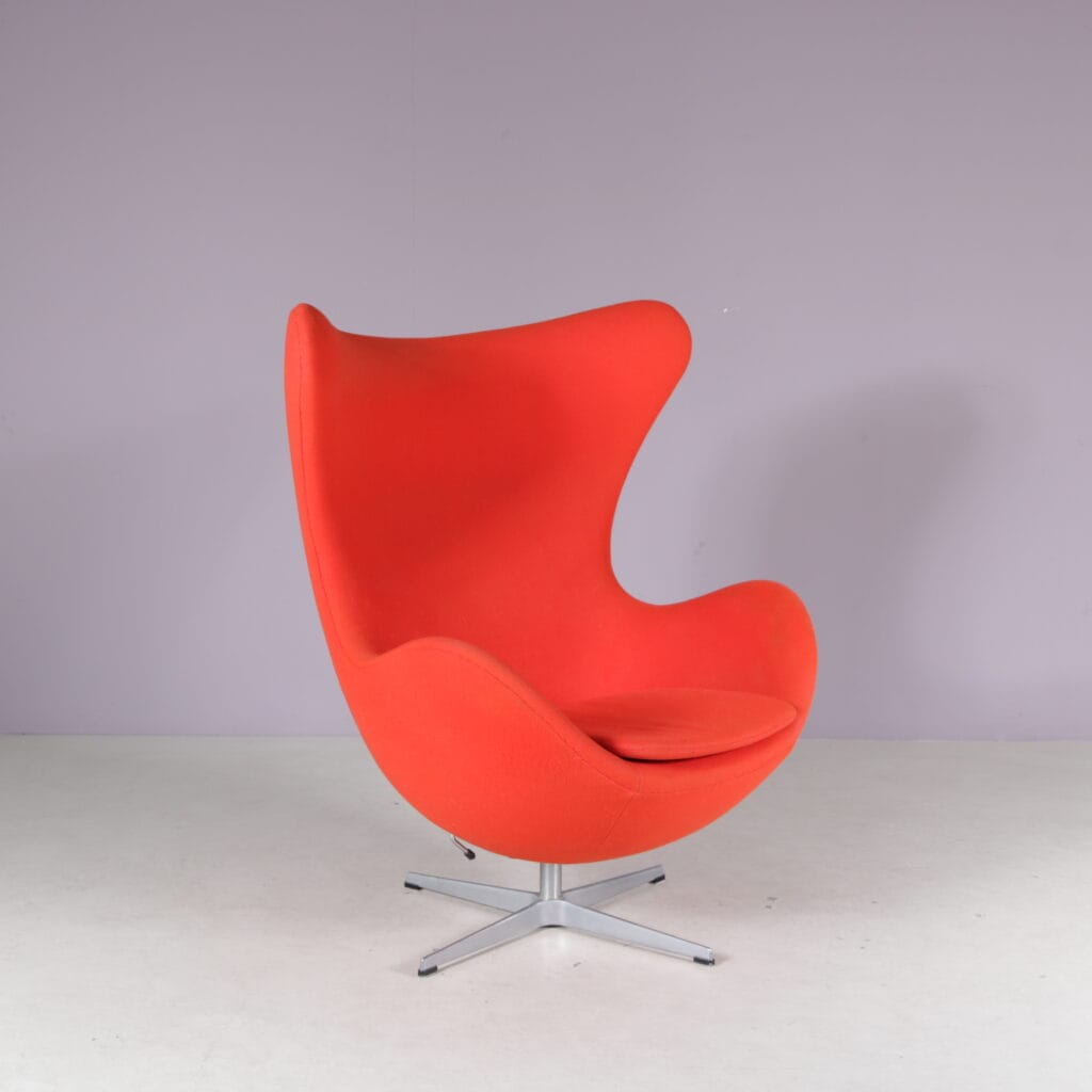 m28255 1980s Egg chair in red fabric with aluminium crossbase Arne Jacobsen Fritz Hansen, Denmark