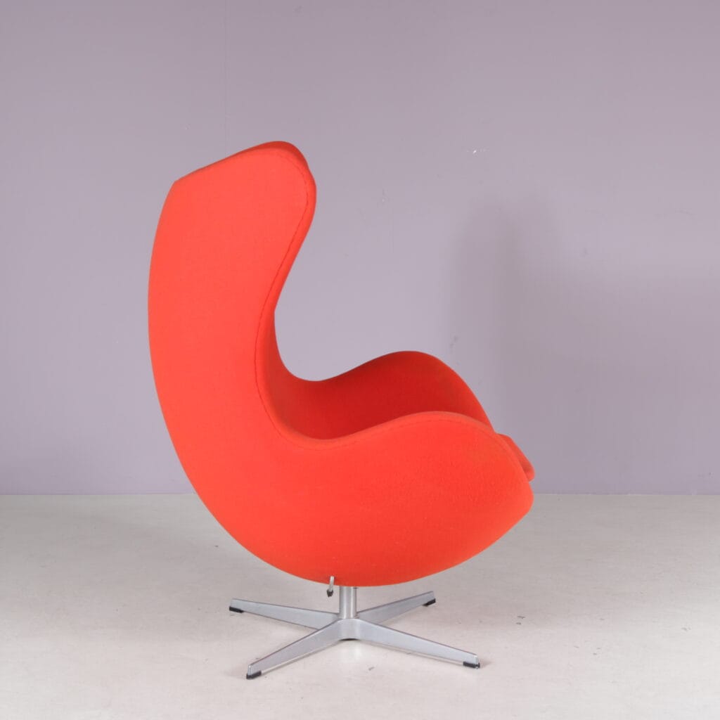 m28255 1980s Egg chair in red fabric with aluminium crossbase Arne Jacobsen Fritz Hansen, Denmark