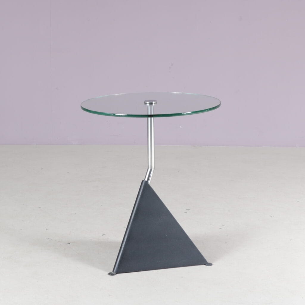 m28260 1980s HK-5 Side table on black metal base with round glass top / Hank Kwint / Metaform, Netherlands