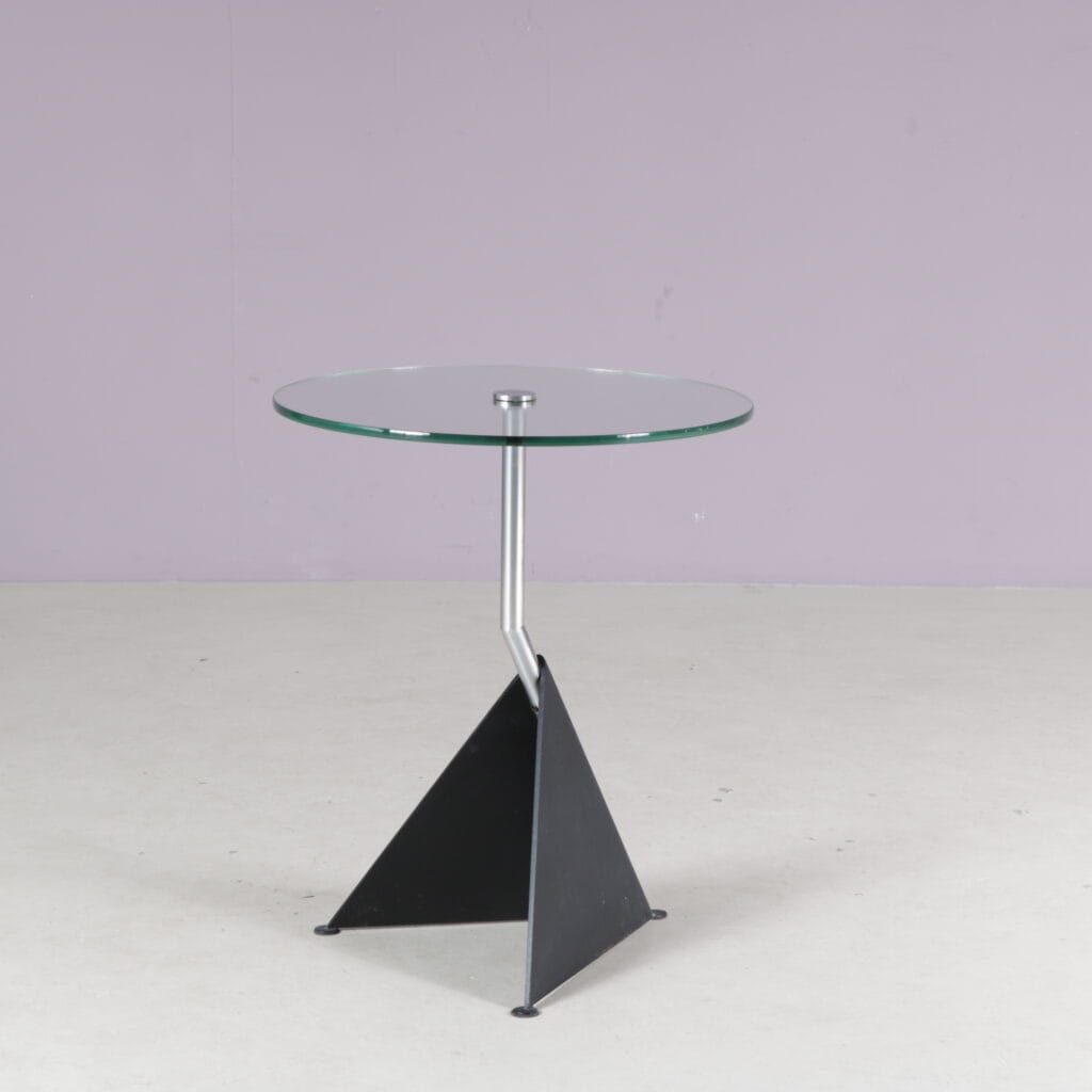 m28260 1980s HK-5 Side table on black metal base with round glass top / Hank Kwint / Metaform, Netherlands