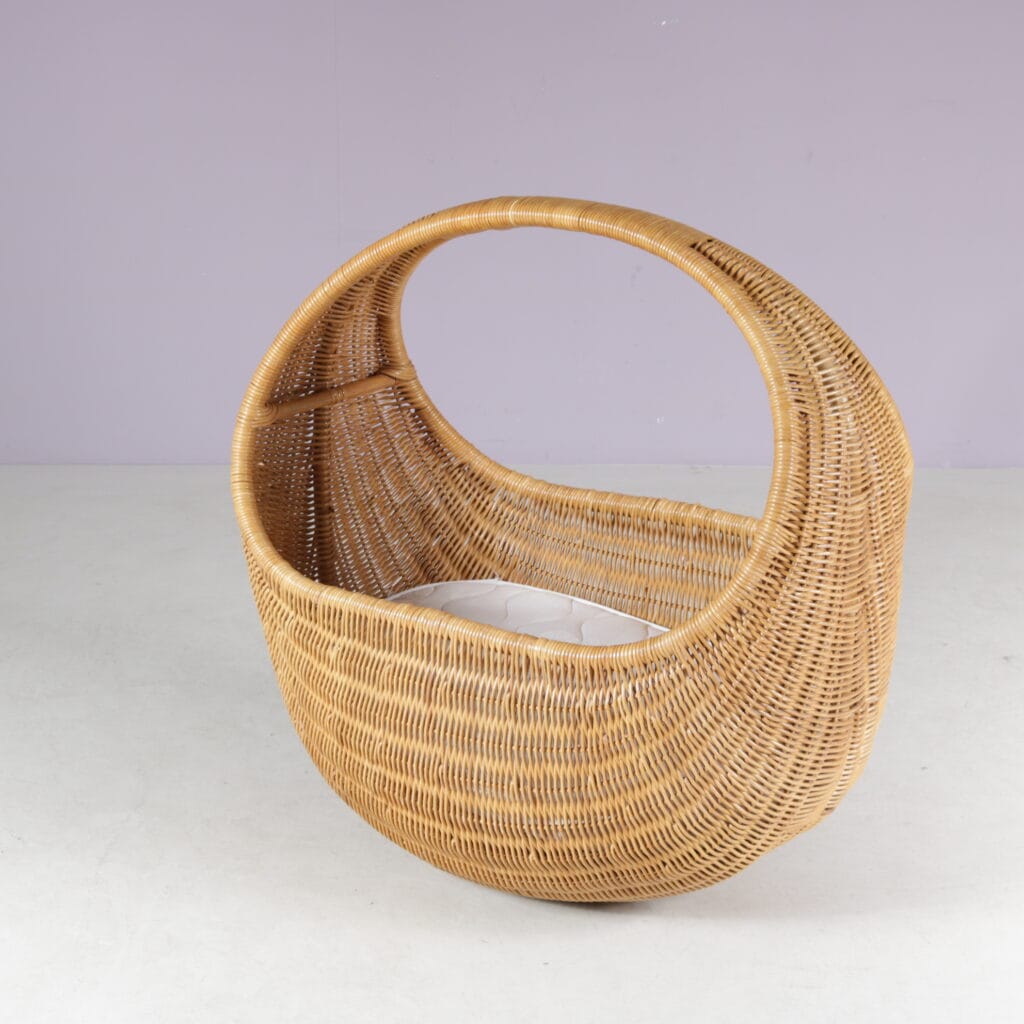 m28251 1960s Wicker baby crib on metal base Netherlands